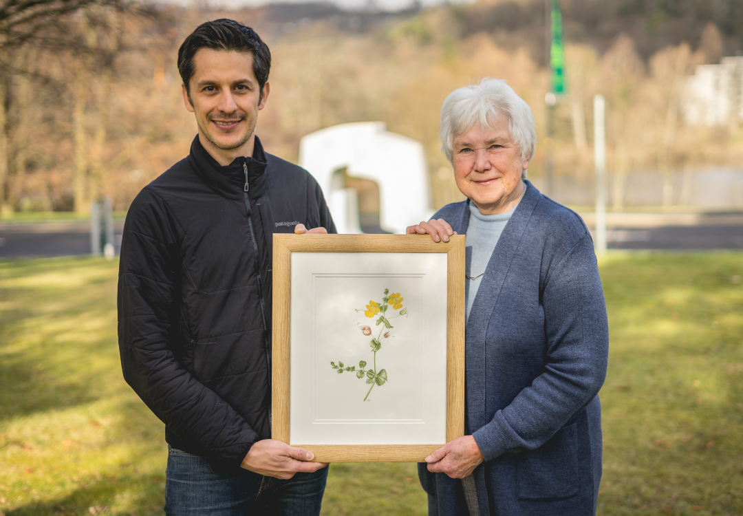 An image of Janet Watson and Dr Mario Vallejo-Marin holding a picture of the Shetland Monkeyflower