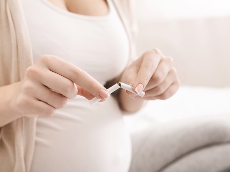 Pregnant woman gives up smoking.