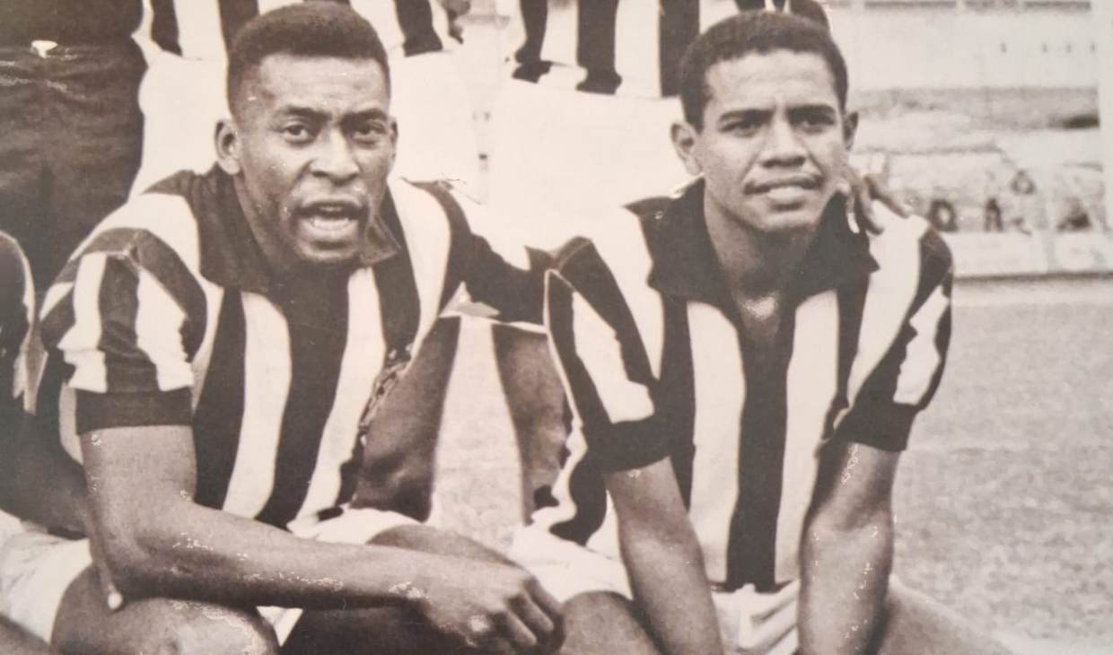 Abel Veronico and Pelé pose together wearing Santos strips in a team line-up photo